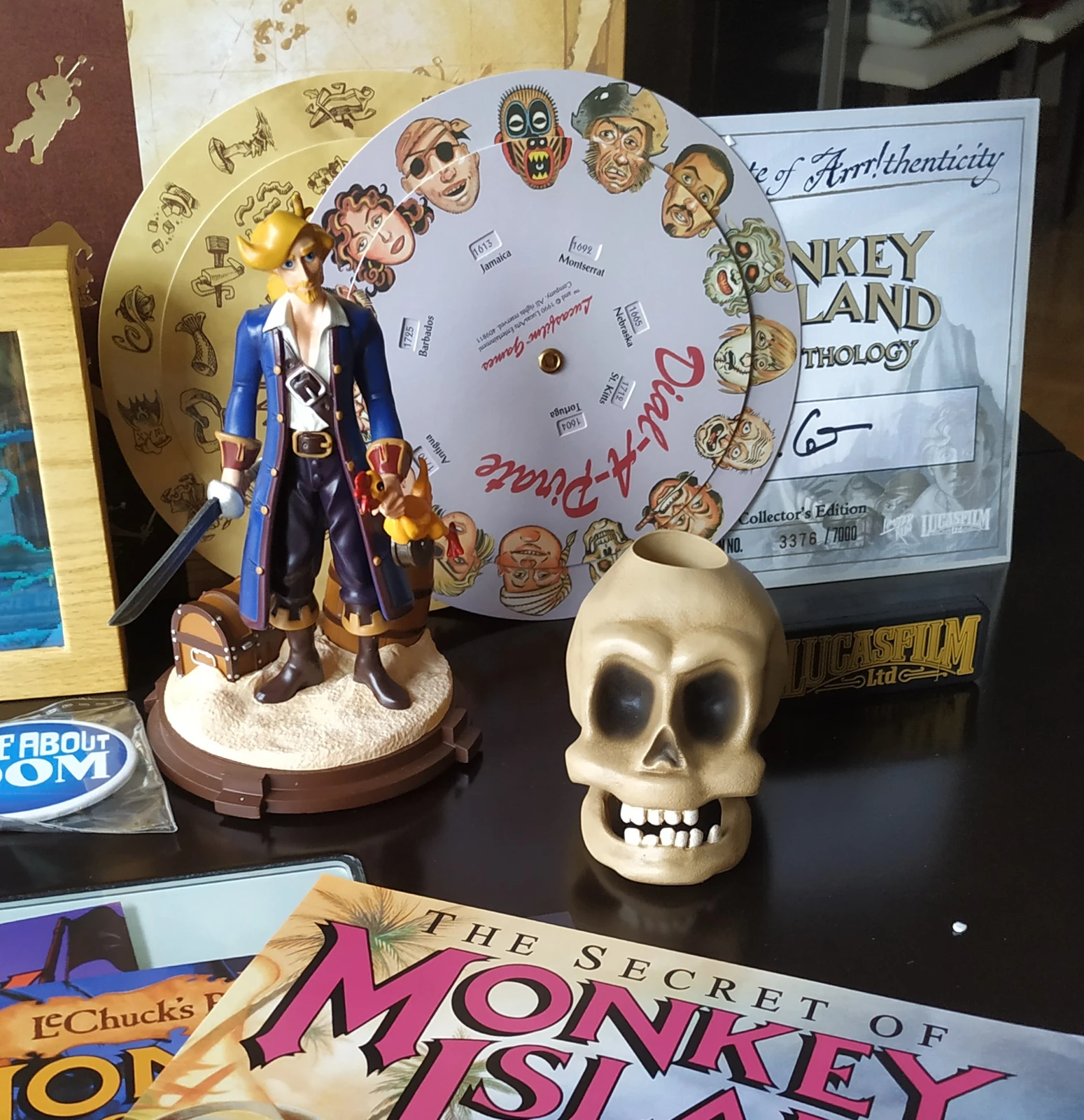 La statua di Guybrush, le ruote dei codici, Murray e il certificato nella foto dell’unboxing