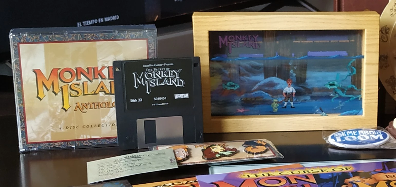 Floppy Disk 22, biglietto Big Whoop e spille nella foto degli accessori