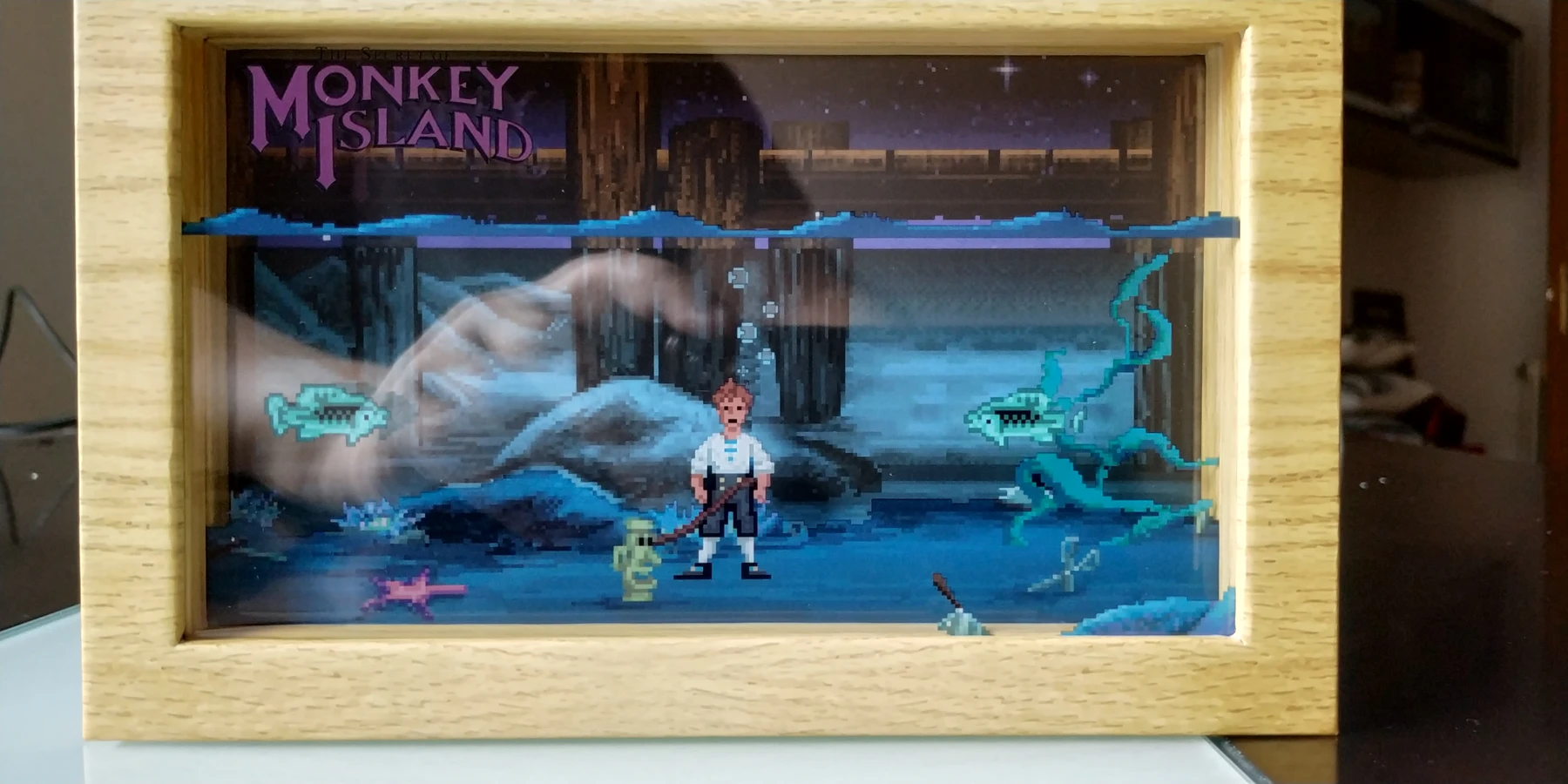 La shadowbox incorniciata riproduce una scena subacquea di The Secret of Monkey Island
