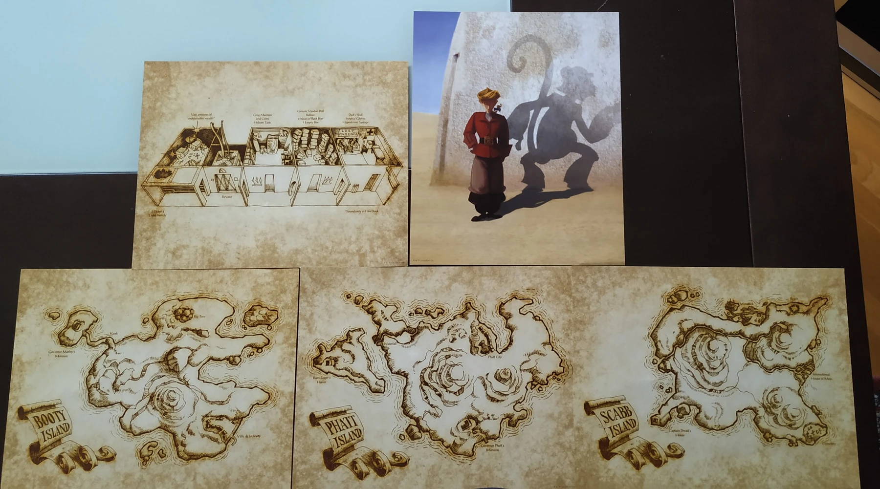 Il retro dei mini-poster con mappe e illustrazioni