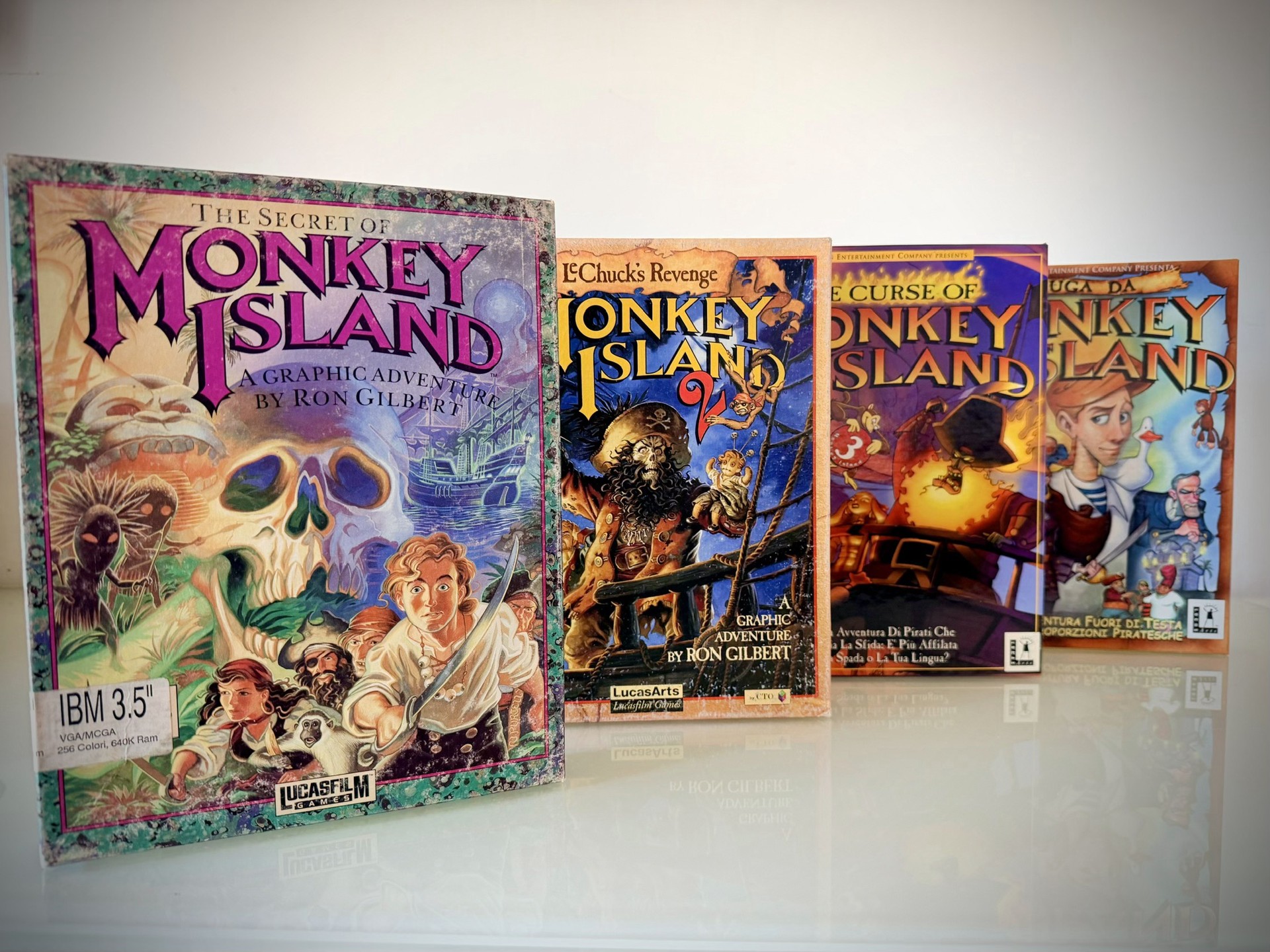 Le confezioni di The Secret of Monkey Island, Monkey Island 2, The Curse of Monkey Island e Fuga da Monkey Island, dalla raccolta di Alfnet.