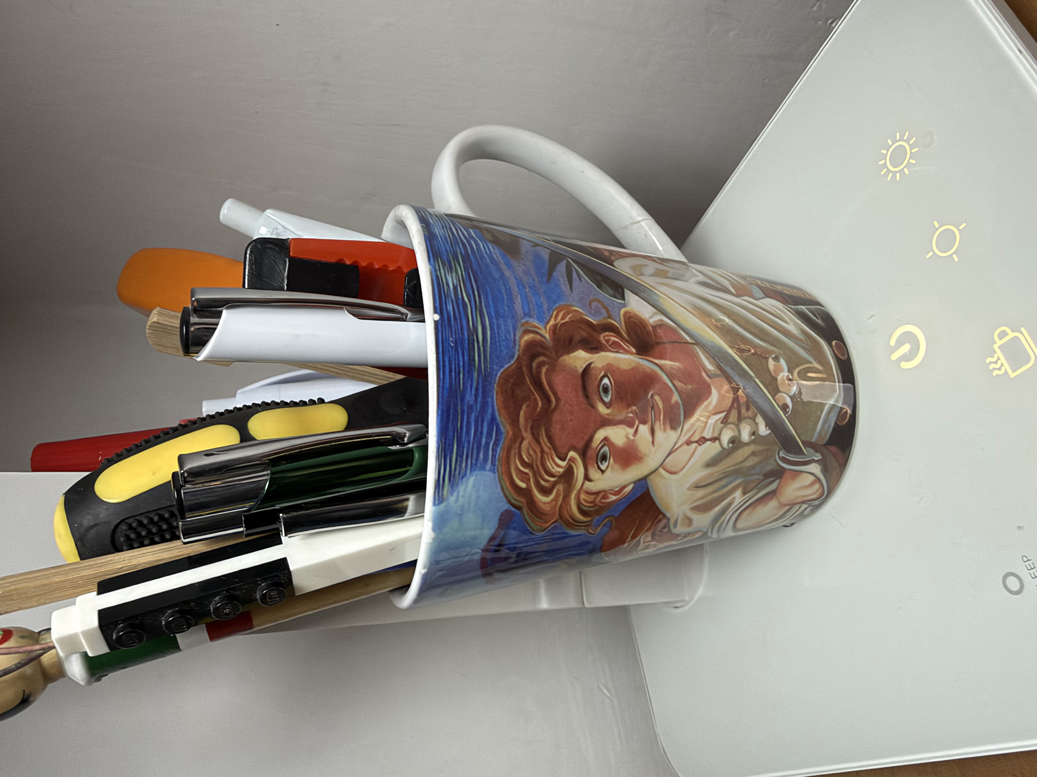Una tazza con Guybrush usata come portautensili in cucina.