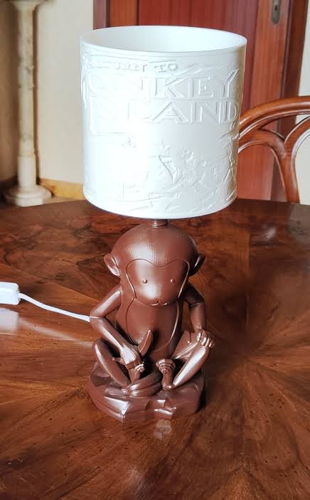 Lampada con scimmia e paralume illustrato